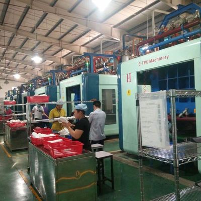 Migliorare l'efficienza della produzione con la macchina di stampaggio TPU e la progettazione di stampi di precisione per le suole delle scarpe